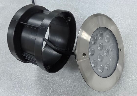 مصابيح LED تحت الماء من الفولاذ المقاوم للصدأ 316L تقدم كفاءة إضاءة 100 لومن/واط مثالية لأحواض السمك والبرك والميزات المائية