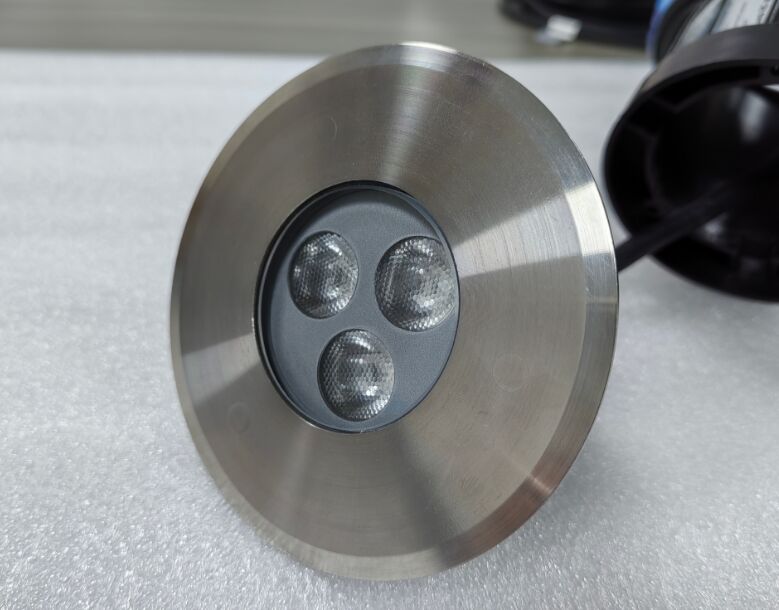 مصابيح حمام سباحة مدعومة بالليل تقدم كفاءة ضوئية 100lmw مصممة لمجموعة درجات الحرارة من 20 °C إلى 45 °C وإضاءة المسبح