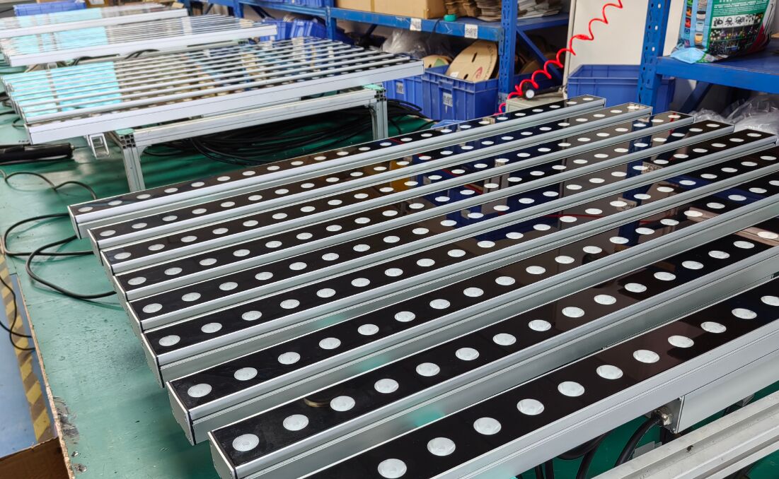 ملف تعريف مصباح LED جداري من الألومنيوم بقدرة 18-48 واط يتميز بـ 24 قطعة مصدر ضوء LED مناسب لمشاريع إضاءة الجدران الداخلية والخارجية