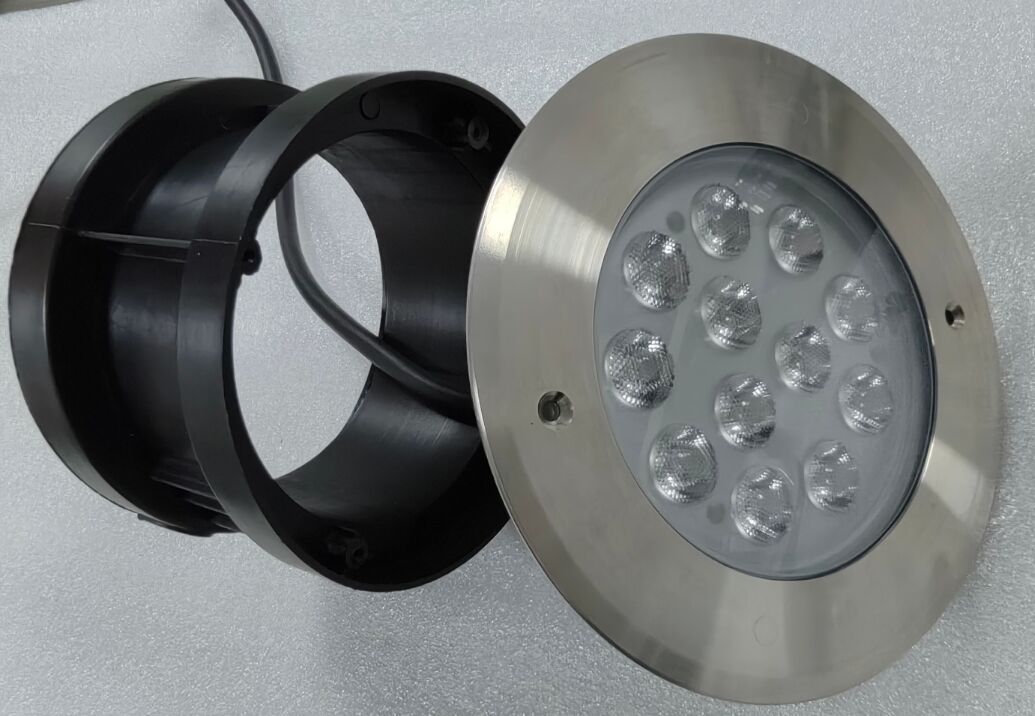 150mmx88mm مصابيح حمام سباحة LED مع كفاءة الضوء 100lmw 1KG حلول الإضاءة الوقائية للطاقة
