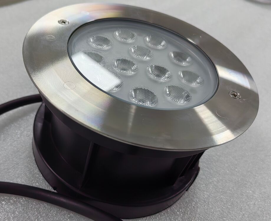 100lmw إضاءة حمام سباحة LED خيارات ألوان RGB أضواء مقاومة للماء مناسبة لكل من إعدادات حمامات السباحة الداخلية والخارجية